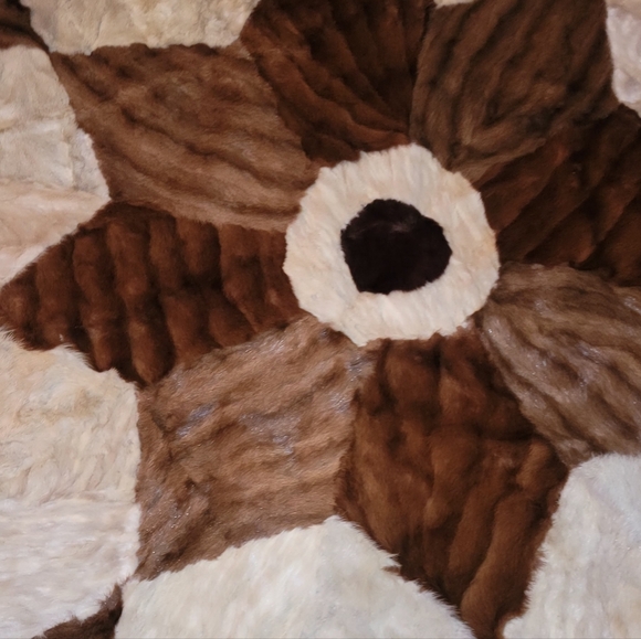BEAUTIFUL ROUND SHAPE ALPACA PATTERN RUG 53" - Picture 5 of 12